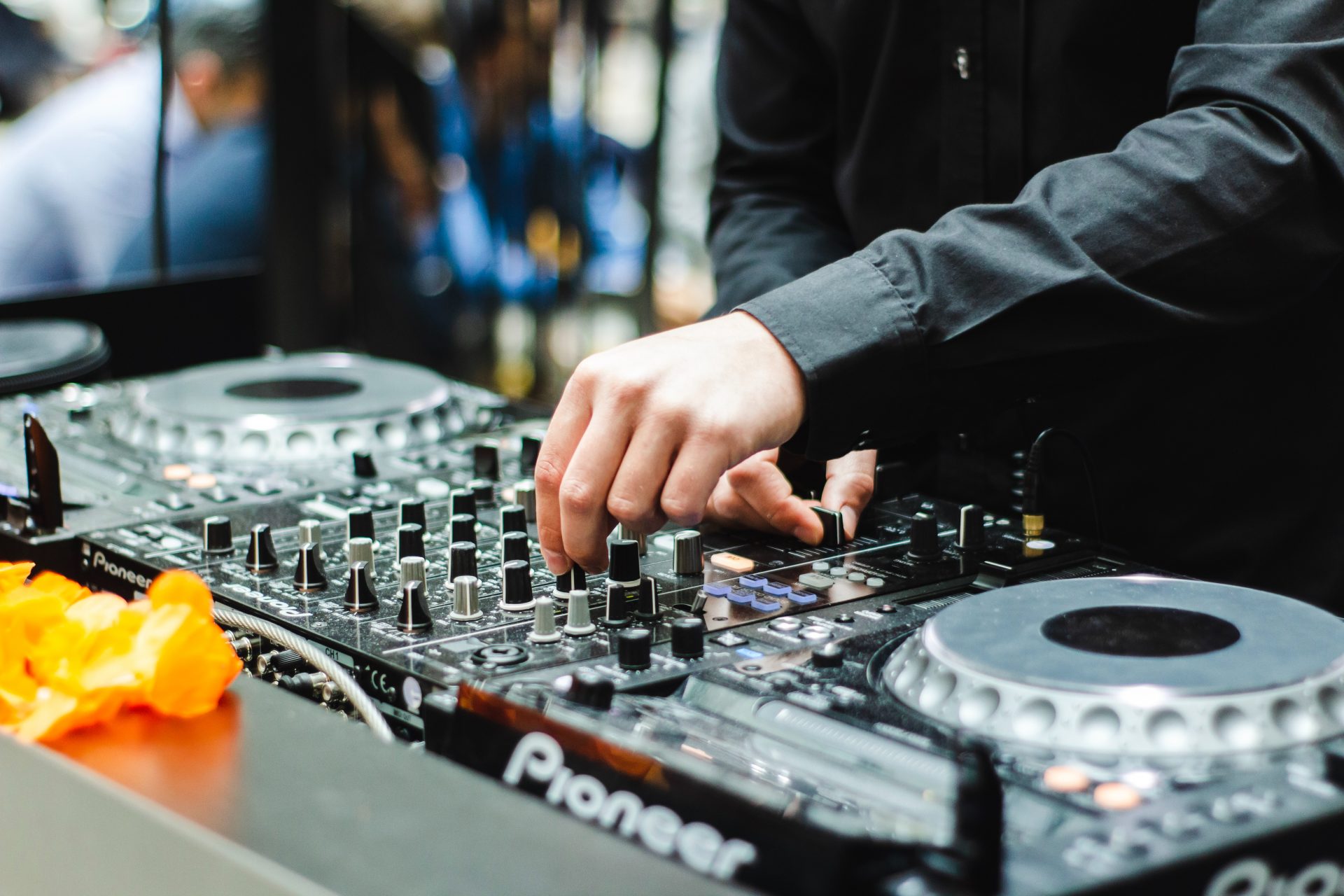 Best DJ Controllers For Beginners